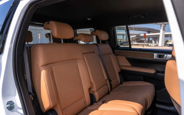  White Hyundai Santa Fe Photo 7