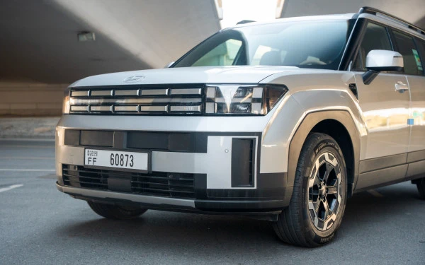  White Hyundai Santa Fe Photo 2