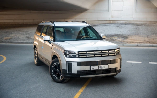  White Hyundai Santa Fe Photo 4