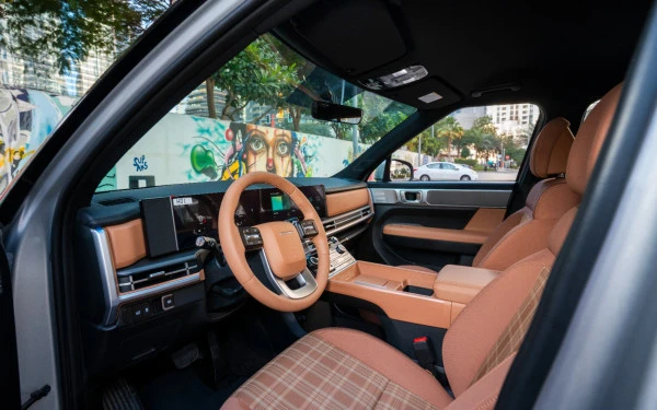  White Hyundai Santa Fe Photo 13