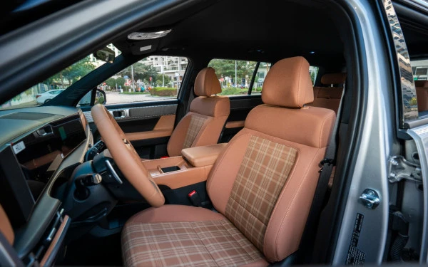  White Hyundai Santa Fe Photo 14