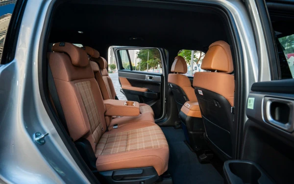  White Hyundai Santa Fe Photo 16