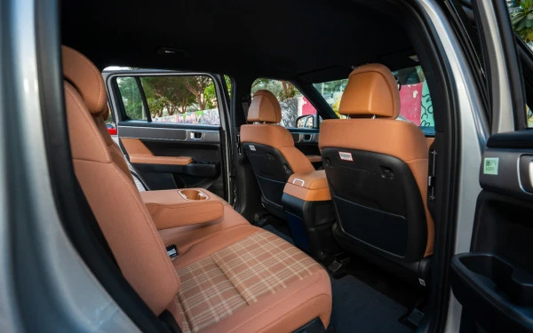  White Hyundai Santa Fe Photo 17