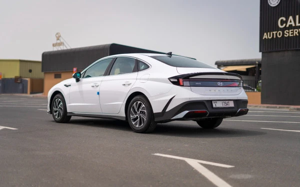  White Hyundai Sonata Photo 4