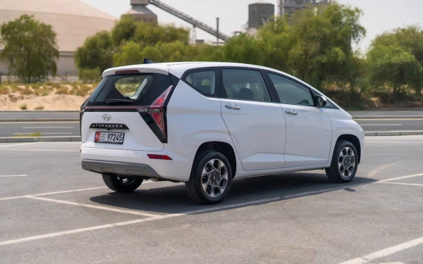  White Hyundai Stargazer Photo 3