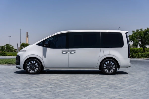  White Hyundai Staria S9 Photo 2