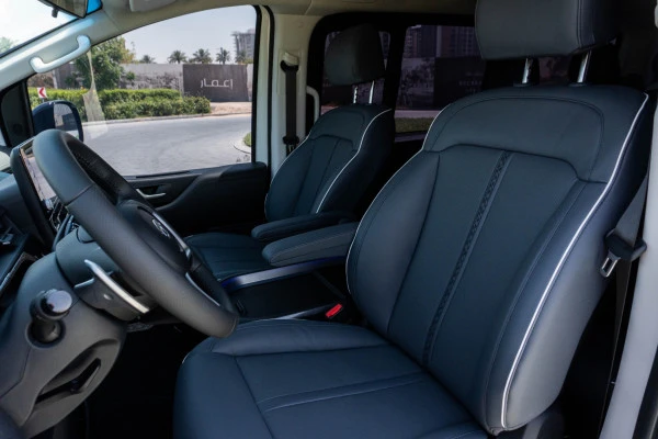  White Hyundai Staria S9 Photo 6