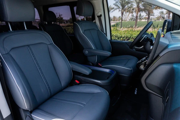  White Hyundai Staria S9 Photo 7