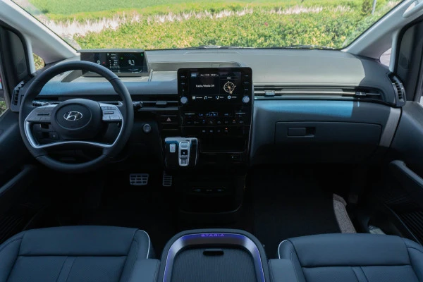  White Hyundai Staria S9 Photo 8