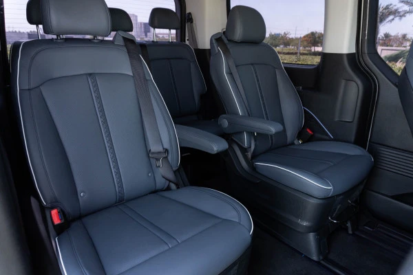  White Hyundai Staria S9 Photo 9