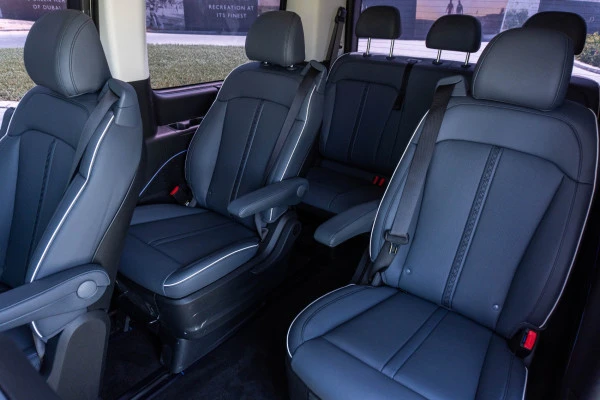  White Hyundai Staria S9 Photo 11