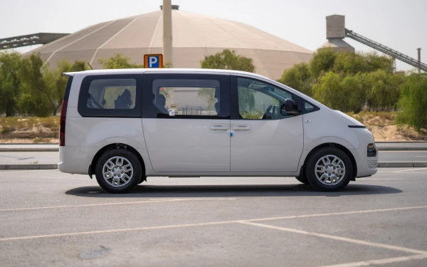  White Hyundai Staria Photo 2