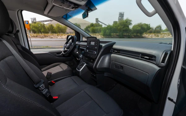  White Hyundai Staria Photo 11