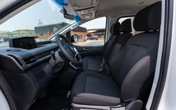  White Hyundai Staria Photo 6