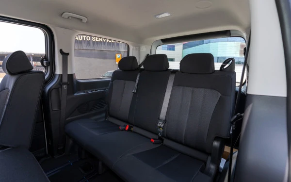  White Hyundai Staria Photo 8