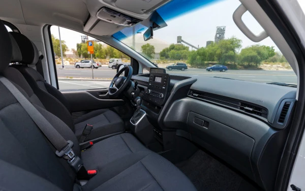  White Hyundai Staria Photo 11