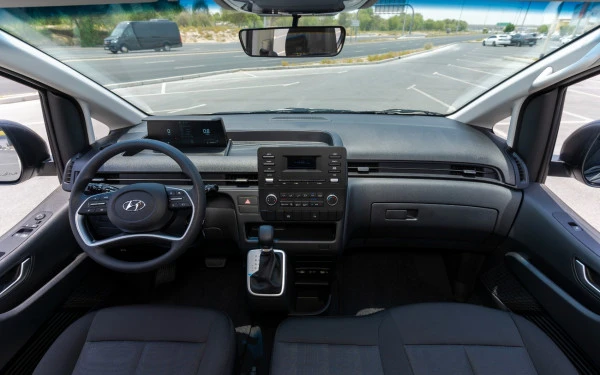  White Hyundai Staria Photo 13