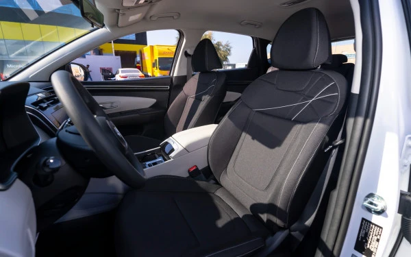  White Hyundai Tucson Photo 7