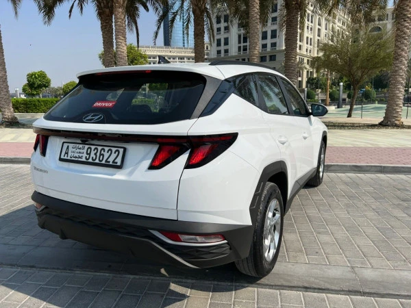  White Hyundai Tucson Photo 2