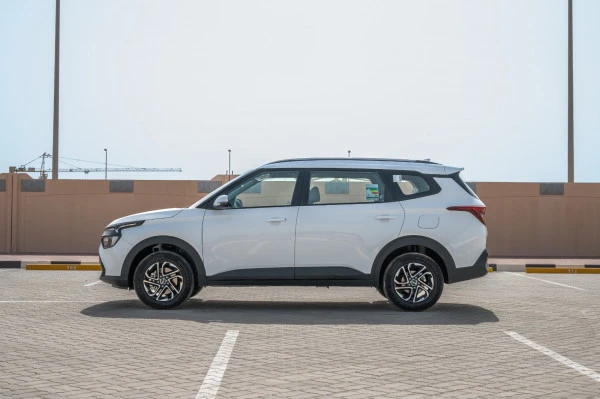  White KIA Carens Photo 2