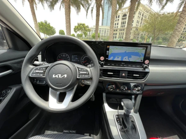  White KIA Seltos Photo 5