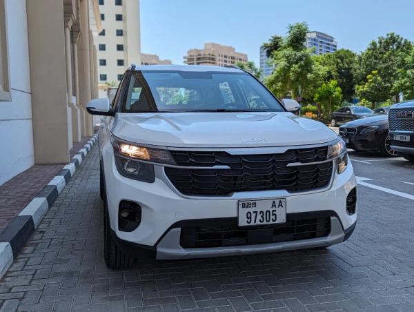  White KIA Seltos Photo 3
