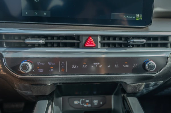  White KIA Sorento Photo 12