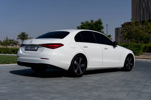  White Mercedes C200 Photo 3