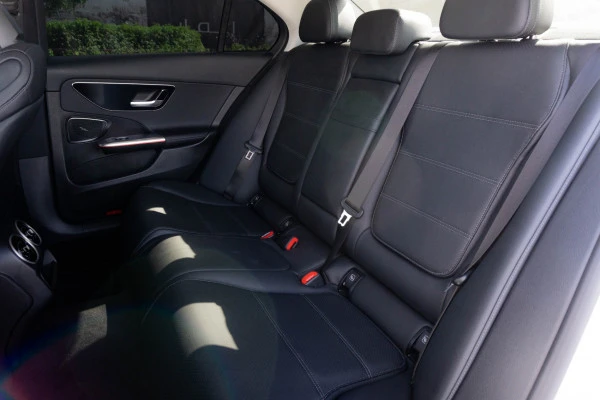  White Mercedes C200 Photo 7