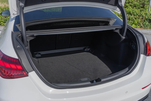  White Mercedes C200 Photo 9