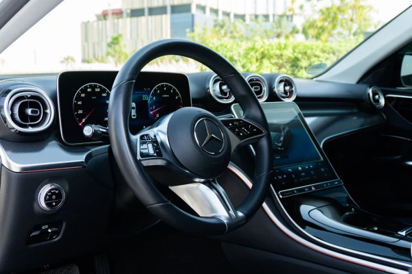  White Mercedes C200 Photo 10