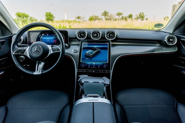  White Mercedes C200 Photo 11