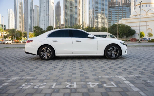  White Mercedes E200 Photo 3