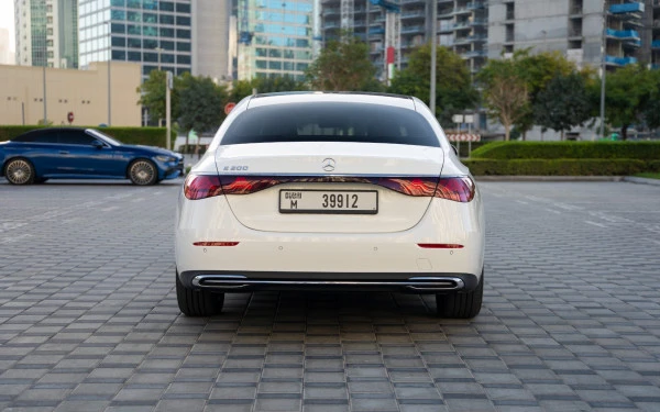  White Mercedes E200 Photo 4