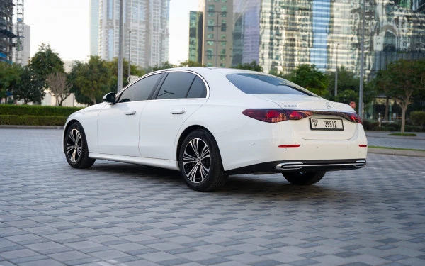  White Mercedes E200 Photo 5