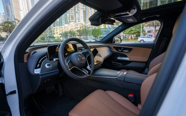  White Mercedes E200 Photo 6