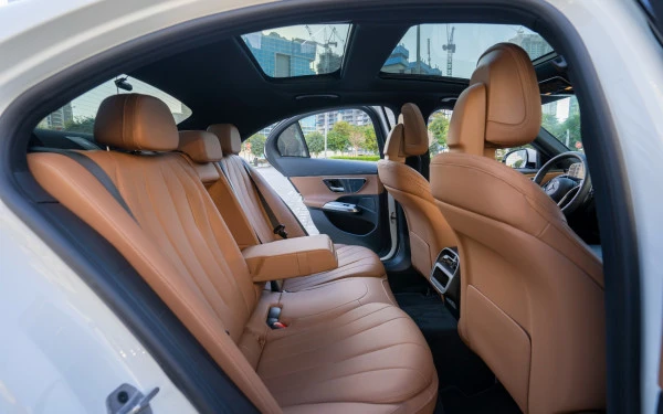  White Mercedes E200 Photo 8