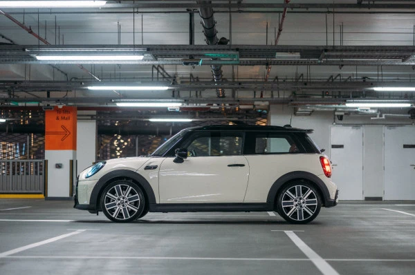  White Mini Cooper S 2 doors Photo 2