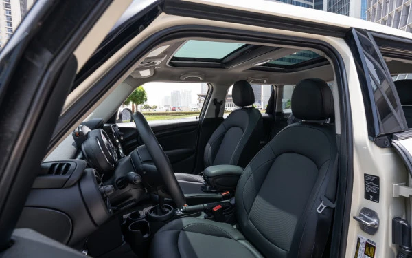  White Mini Cooper S Photo 4