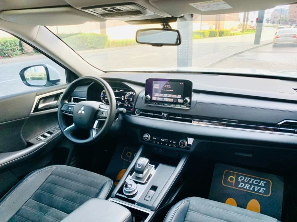  White Mitsubishi Outlander Photo 3