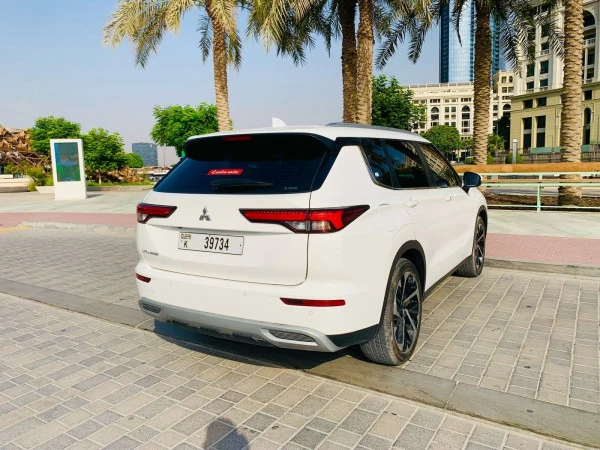  White Mitsubishi Outlander Photo 7