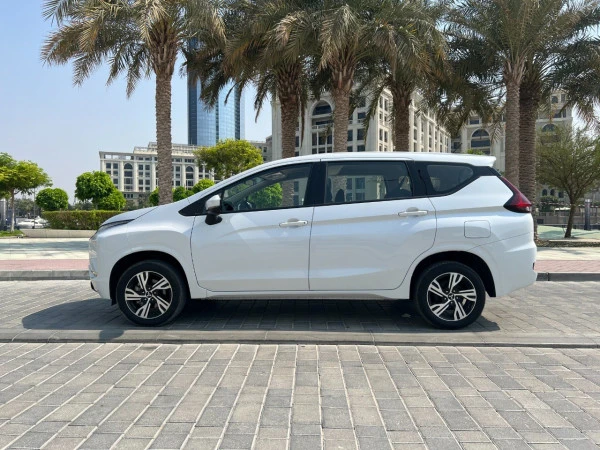  White Mitsubishi Xpander Photo 5