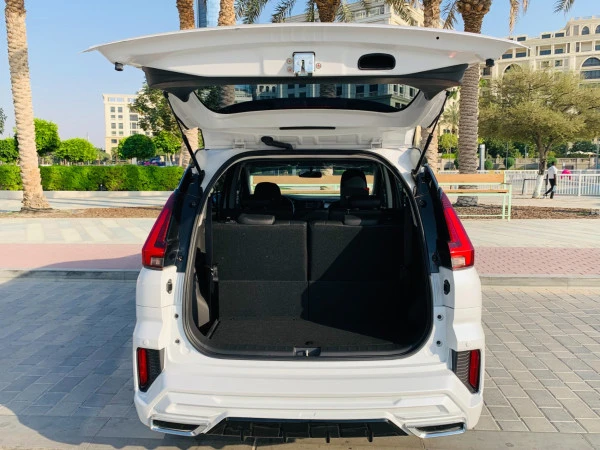  White Mitsubishi Xpander Photo 6