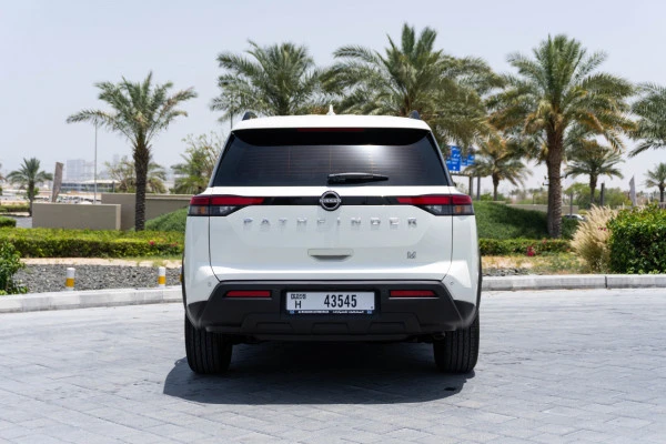  White Nissan Pathfinder Photo 4