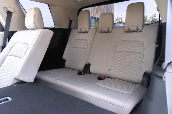  White Nissan Pathfinder Photo 9