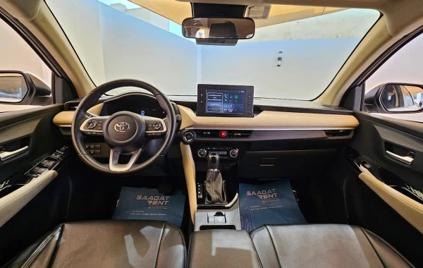  White Toyota Yaris Photo 2