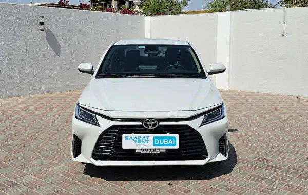  White Toyota Yaris Photo 3