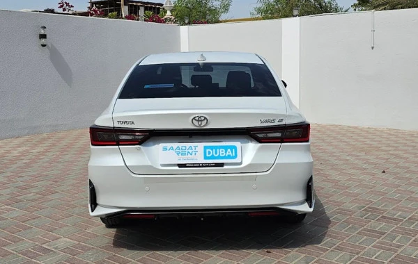  White Toyota Yaris Photo 4