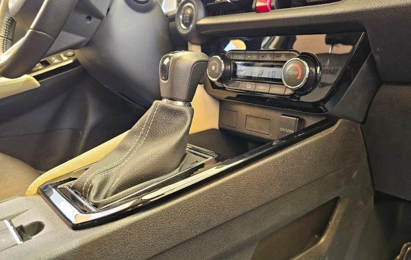  White Toyota Yaris Photo 5