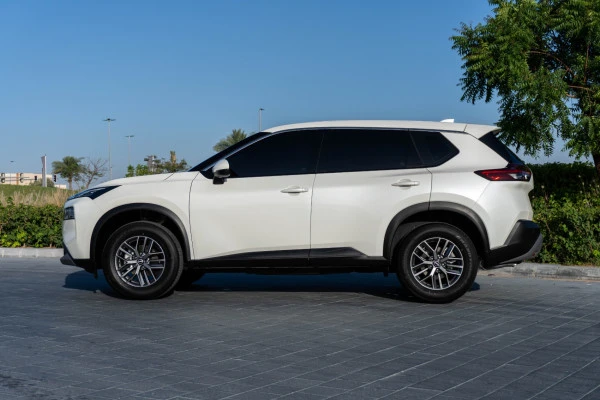  White Nissan Xtrail Photo 2